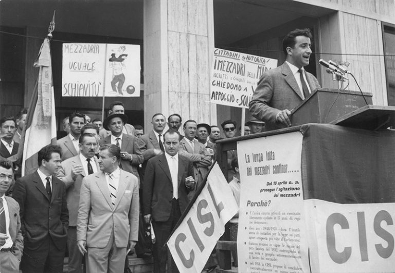 Manifestazione Mezzadri 1960_Treviso_La terra a chi la lavora